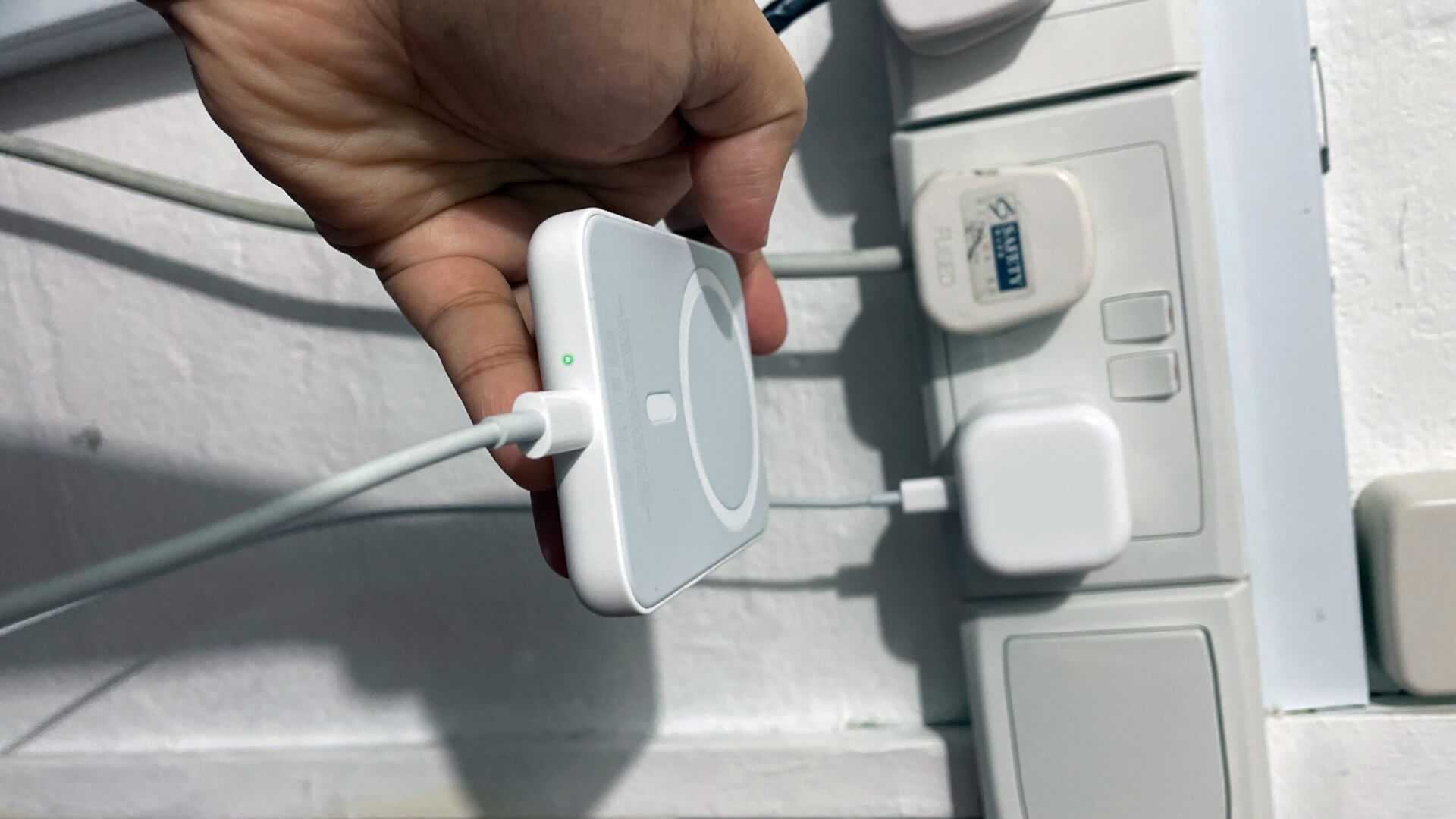 Check the Status Light for a Solid Green scaled How to Tell if the MagSafe Battery Pack is Full?